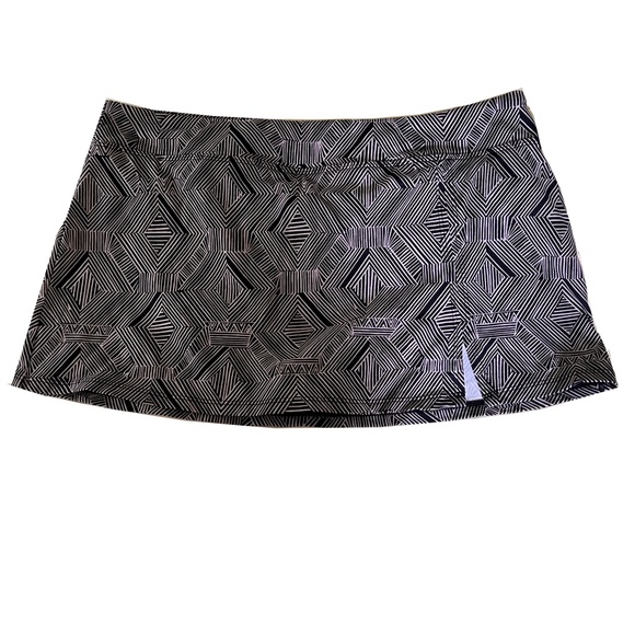 Geometric Pattern Rash guard and matching skirt - Picture 4 of 5